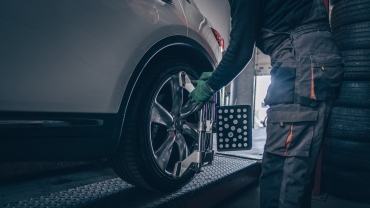Pazīmes, kas liecina – tavam auto nepieciešama riteņu ģeometrijas pārbaude